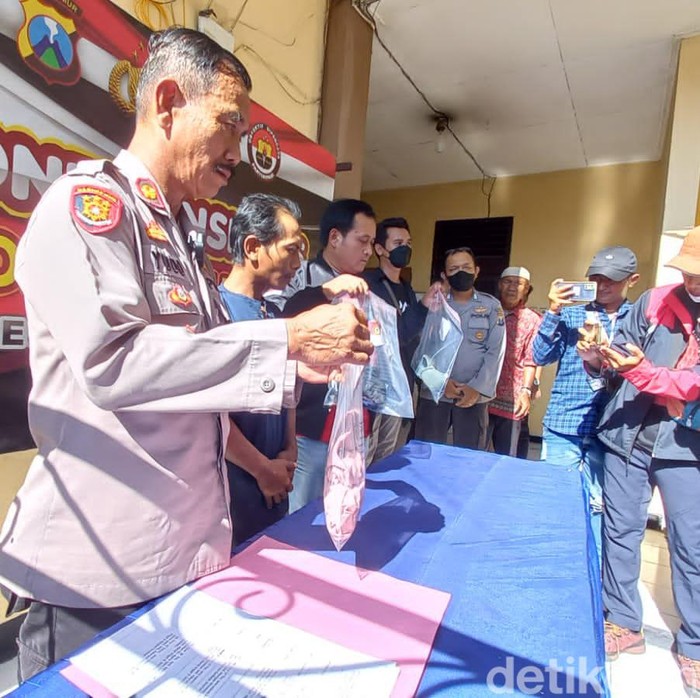 Polisi menunjukkan barang bukti pemerkosaan pria di Surabaya