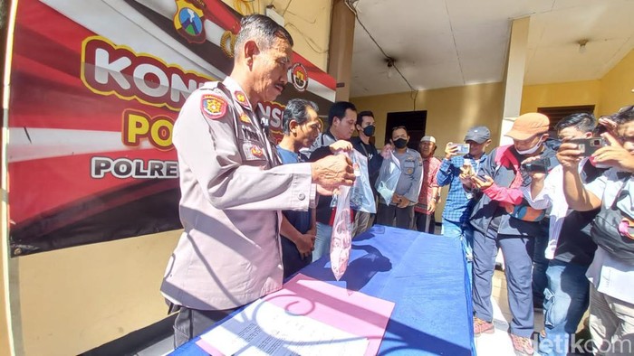 Polisi menunjukkan barang bukti pemerkosaan pria di Surabaya