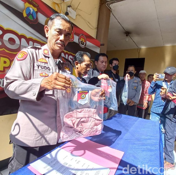 Polisi menunjukkan barang bukti pemerkosaan pria di Surabaya