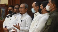 Mahfud, Ivan dan Alex secara bergantian menjelaskan dugaan-dugaan yang disangkakan kepada Lukas. Mereka mengkuliti dugaan korupsi gubernur Papua dua periode itu, mulai dari sangkaan jumlah uang yang fantastis, hingga aktifitas judi di kasino luar negeri. Mereka berupaya meyakinkan publik, bahwa kasus Lukas bukanlah rekayasa politik dan meminta dukungan dari masyarakat Papua untuk menuntaskan kasus ini. (Antara Foto/Indrianto Eko Suwarso)
