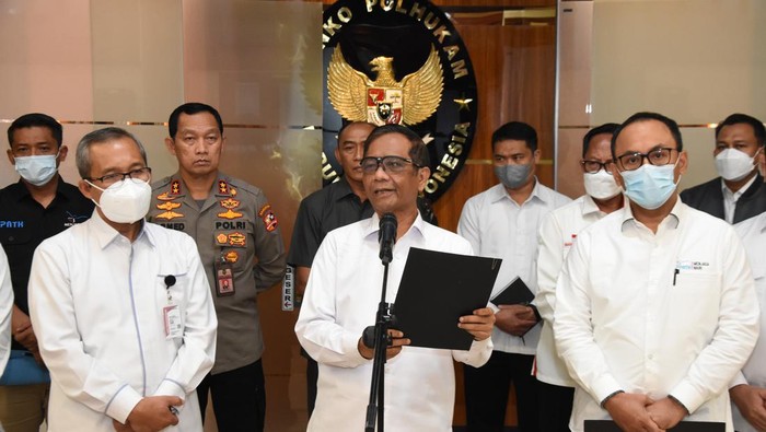 Potret Lukas Enembe, Gubernur Papua yang Jadi Tersangka Korupsi Menteri Koordinator Politik, Hukum dan Keamanan (Menkopolhukam) Mahfud MD (tengah) didampingi Wakil Ketua Komisi Pemberantasan Korupsi (KPK) Alexander Marwata (kiri) dan Kepala Pusat Pelaporan dan Analisis Transaksi Keuangan (PPATK) Ivan Yustiavandana (kanan) menyampaikan keterangan pers terkait kasus korupsi di Papua, di Kantor Kemenkopolhukam, Jakarta, Senin (19/9/2022). Menkopolhukam menghimbau kepada Gubernur Papua Lukas Enembe untuk kooperatif dalam mengikuti proses pemeriksaan terkait kasus dugaan korupsi yang melibatkan dirinya serta menegaskan hal tersebut tidak terkait dengan unsur-unsur politis. ANTARA FOTO/Indrianto Eko Suwarso/foc.