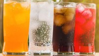 Mengonsumsi minuman berkarbonasi atau bersoda berarti menelan lebih banyak udara saat minum. Jadi, konsumsinya dapat memicu perut bergas dan kembung. Foto: Site News