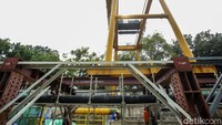 Para pekerja tampak sibuk dengan pekerjaannya.