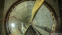 Pekerja mengerjakan pembangunan terowongan MRT Bundaran HI-Harmoni, Selasa (20/9/2022).