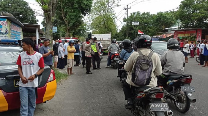 Proses evakuasi korban kecelakaan di Warak, Mlati, Sleman, Selasa (20/9/2022).