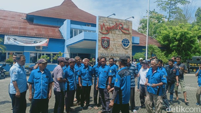 Puluhan sopir angkutan umum Ngawi saat ngeluruk Kantor Dinas Perhubungan memprotes taksi gelap dan kereta kelinci