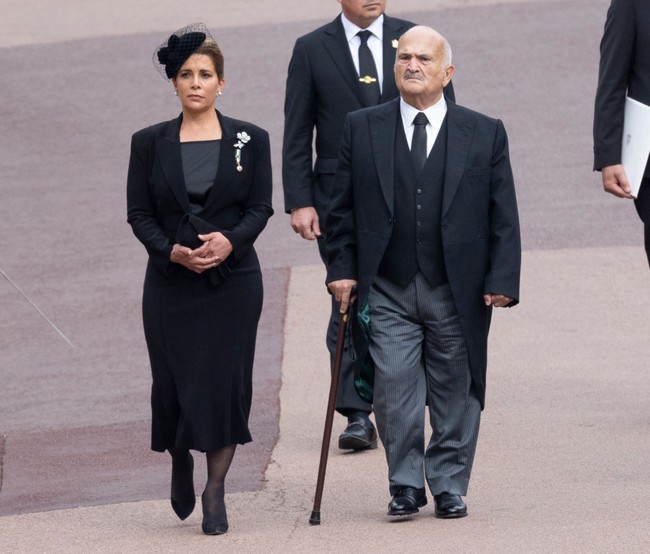 Putri Haya dari kerajaan Yordania jarang tampil ke publik setelah perceraiannya dengan penguasa Dubai Sheikh Mohammed Bin Rashid Al-Maktoum. Putri Haya tiba-tiba muncul di pemakaman Ratu Elizabeth II di Westminster Abbey pada Senin (19/9/2022). Foto: Getty Images