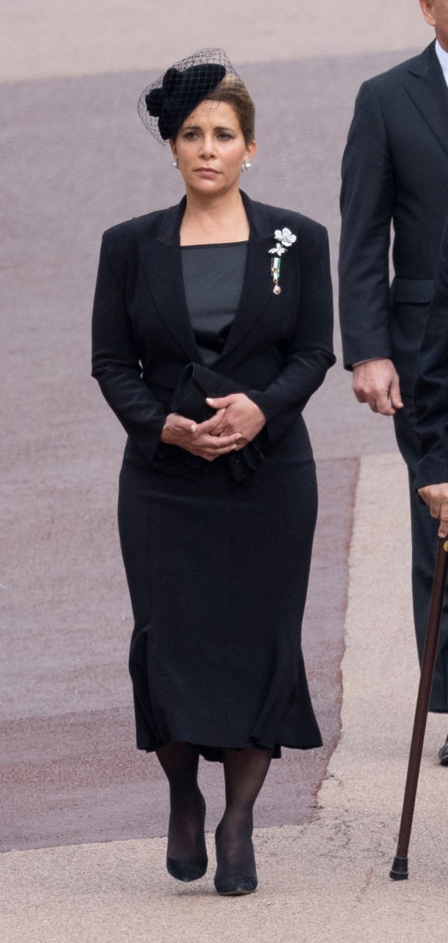 Dalam momen langka tersebut, Putri Haya tampil dengan dress hitam berpotongan blazer. Wanita 48 tahun itu tampil elegan mengenakan topi kecil dengan aksen jaring. Foto: Getty Images