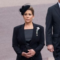 Dalam momen langka tersebut, Putri Haya tampil dengan dress hitam berpotongan blazer. Wanita 48 tahun itu tampil elegan mengenakan topi kecil dengan aksen jaring. Foto: Getty Images