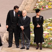 “Aku pikir apa yang aku rasakan sama besarnya dengan kesedihan bagi seluruh dunia. Tentu rasanya berbeda tana dia. Juga, bagi para rakyat Inggris yang kehilangan sosok ratu paling menakjubkan di dunia dan bagian dari hidup mereka,” ungkap Ratu Haya kepada Reuters. Foto: Getty Images