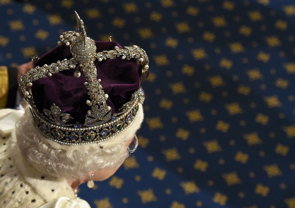 Ratu Elizabeth II berjalan melalui Galeri Kerajaan setelah dia berpidato di Pembukaan Parlemen Negara di House of Lords di Istana Westminster pada 18 Mei 2016 di London, Inggris. (Getty Images/WPA Pool)