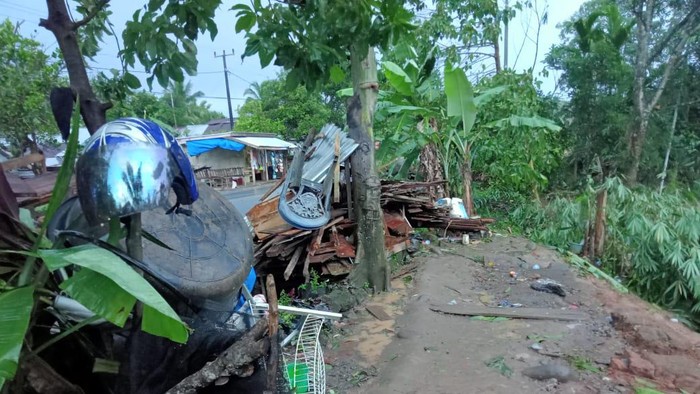 Rumah rusak akibat puting beliung di Bengkulu Tengah