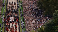 Pemakaman Ratu Elizabeth II tampak khidmat dan disambut lautan manusia saat peti mati jenazahnya tiba di Windsor setelah perjalanan emosional yang dimulai di pusat kota London. AP/Aaron Chown