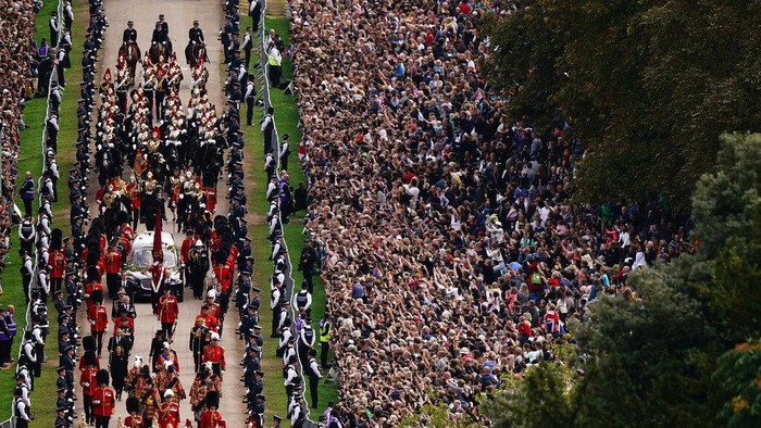Saat Lautan Manusia Melepas Kepergian Ratu Elizabeth II ke Peristirahatan Terakhir The Ceremonial Procession of the coffin of Queen Elizabeth II travels down the Long Walk as it arrives at Windsor Castle for the Committal Service at St George's Chapel, in Windsor, England, Monday, Sept. 19, 2022. (Aaron Chown/Pool photo via AP)