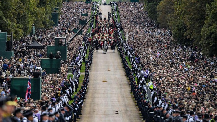 The Procession following the coffin of Queen Elizabeth II, aboard the State Hearse, travels up The Long Walk in Windsor on September 19, 2022, making its final journey to Windsor Castle after the State Funeral Service of Britain's Queen Elizabeth II. (Photo by CARL DE SOUZA / POOL / AFP) (Photo by CARL DE SOUZA/POOL/AFP via Getty Images)