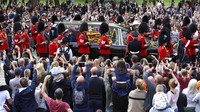 Perjalanan panjang terakhir Ratu dimulai di luar Westminster Abbey, dari tempat awalnya berangkat ke Wellington Arch di Hyde Park Corner, mengikuti rute Broad Sanctuary Parliament Square. AP/Lee Smith