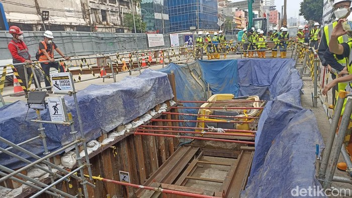 Saluran Air Kuno Abad 17 Ditemukan di Proyek MRT Glodok Saluran Air Kuno Abad 17 Ditemukan di Proyek MRT Glodok
