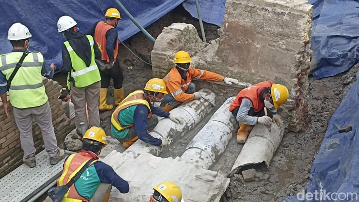 Saluran Air Kuno Abad 17 Ditemukan di Proyek MRT Glodok Saluran Air Kuno Abad 17 Ditemukan di Proyek MRT Glodok