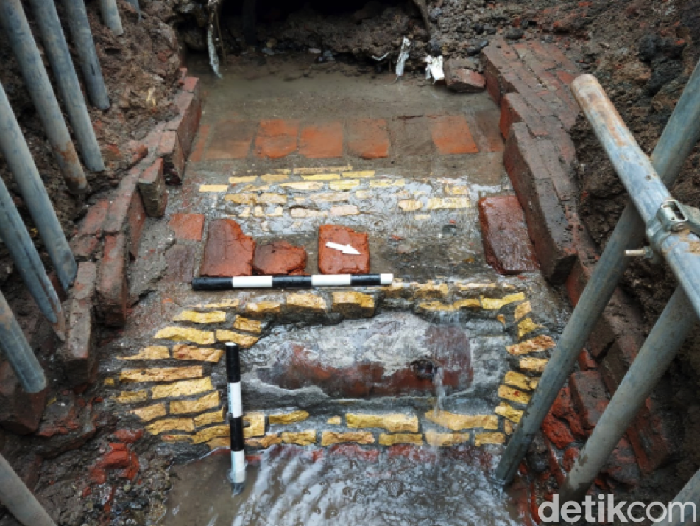 Saluran air kuno Batavia ditemukan di lokasi proyek MRT Jakarta fase 2A Glodok-Kota. Benda diduga cagar budaya itu ditemukan secara tidak sengaja. (dok. MRT)