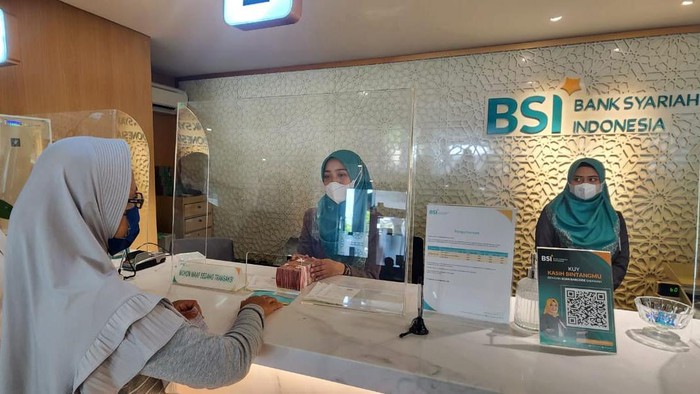 Samin Penjaga Sekolah yang Uangnya Dimakan Rayap Nabung Haji Penjaga SDN Lodjiwetan, Solo, Samin (53), membuka tabungan haji di Bank Syariah Indonesia (BSI). Sebelumnya, uangnya yang ditabung di plastik celengan hancur dimakan rayap.