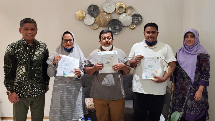 Samin Penjaga Sekolah yang Uangnya Dimakan Rayap Nabung Haji Penjaga SDN Lodjiwetan, Solo, Samin (53), membuka tabungan haji di Bank Syariah Indonesia (BSI). Sebelumnya, uangnya yang ditabung di plastik celengan hancur dimakan rayap.