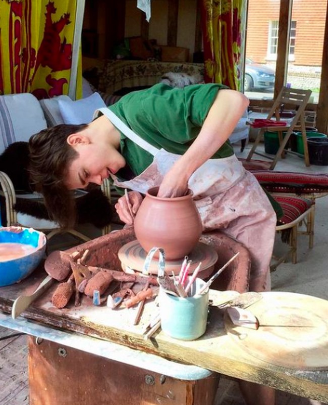 Dalam salah satu unggahan Instagramnya, Sam menyebut bahwa dia sangat tertarik dengan tanah liat dalam membuat keramik dan tembikar. Foto: Instagram