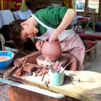 Dalam salah satu unggahan Instagramnya, Sam menyebut bahwa dia sangat tertarik dengan tanah liat dalam membuat keramik dan tembikar. Foto: Instagram