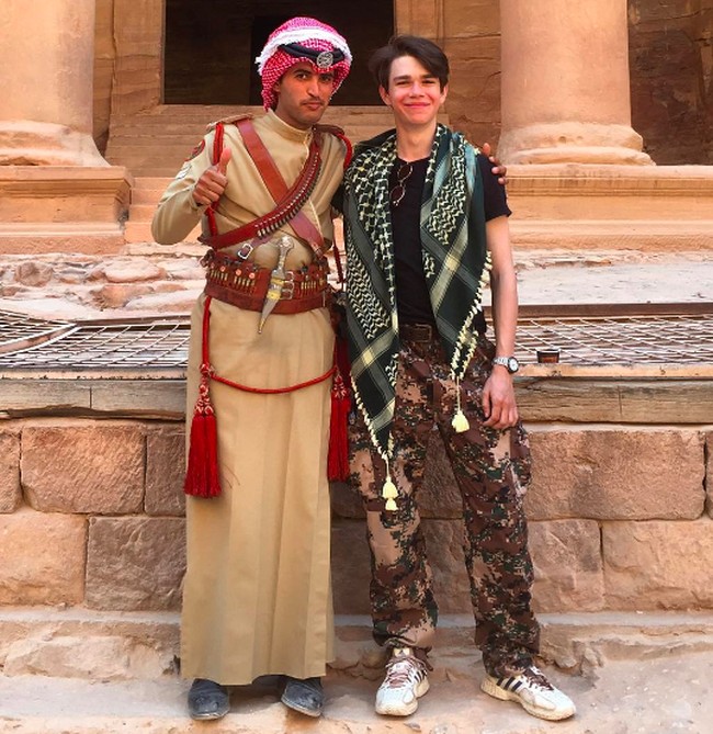 Samuel Chatto juga berprofesi sebagai instruktur yoga. Dia belajar di India untuk mendapatkan pelatihan menjadi instruktur yoga. Foto: Instagram