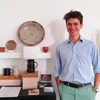 Inilah potretnya bersama karya seninya. Sam juga menjual hasil karyanya tersebut secara online. Foto: Instagram