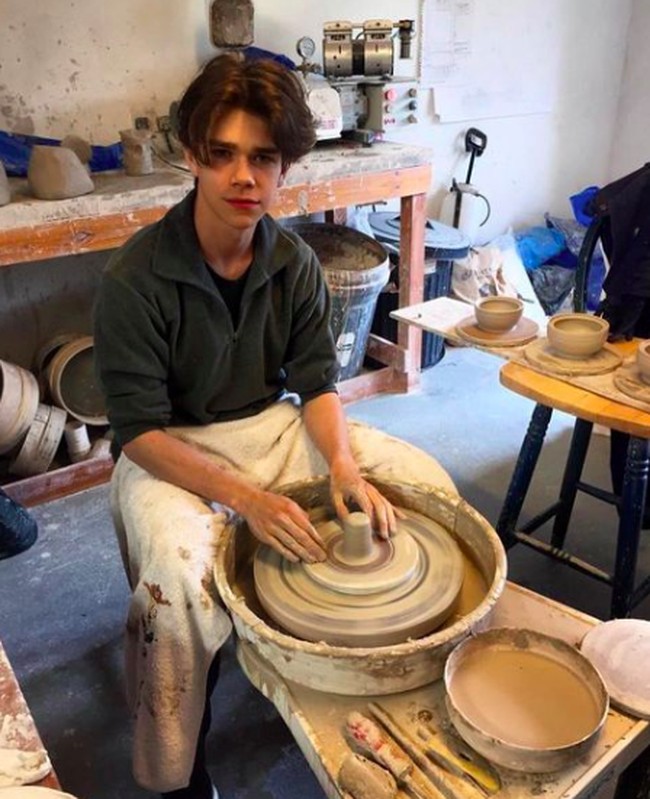 Sam lulusan Sejarah Seni di Universitas Edinburgh. Saat ini dia tengah meniti kariernya di dunia seni tembikar atau pottery. Foto: Instagram