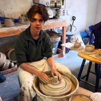 Sam lulusan Sejarah Seni di Universitas Edinburgh. Saat ini dia tengah meniti kariernya di dunia seni tembikar atau pottery. Foto: Instagram