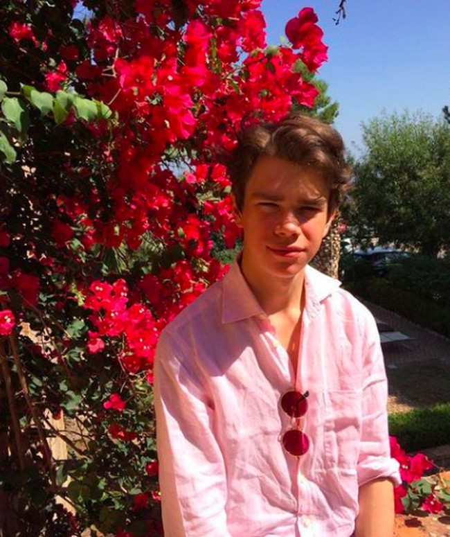 Pria 23 tahun itu adalah putra dari Lady Sarah Chatto. Lady Sarah adalah anak dari Princess Margaret yang merupakan adik dari Ratu Elizabeth. Foto: Instagram