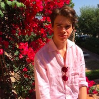 Pria 23 tahun itu adalah putra dari Lady Sarah Chatto. Lady Sarah adalah anak dari Princess Margaret yang merupakan adik dari Ratu Elizabeth. Foto: Instagram