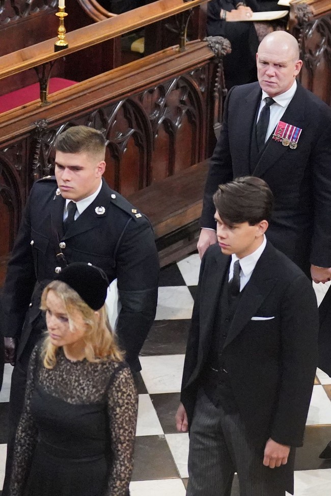 Samuel Chatto hadir ke pemakaman Ratu Elizabeth di Westminster Abbey pada Senin (19/9/2022). Bangsawan muda ini jadi sorotan karena dinilai cukup tampan. Foto: Getty Images