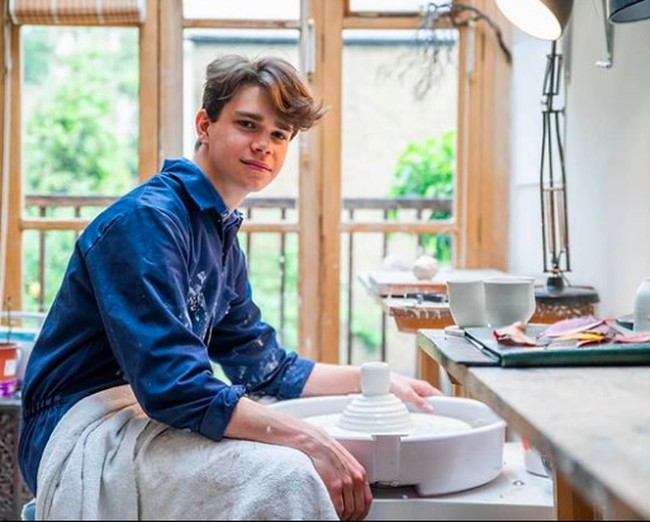 Samuel Chatto diketahui kini berstatus single. Dia sempat berpacaran dengan wanita bernama Sophie Pine yang sama-sama guru yoga. Hubungan keduanya kandas setelah empat tahun bersama. Foto: Instagram