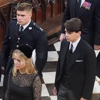 Samuel Chatto hadir ke pemakaman Ratu Elizabeth di Westminster Abbey pada Senin (19/9/2022). Bangsawan muda ini jadi sorotan karena dinilai cukup tampan. Foto: Getty Images