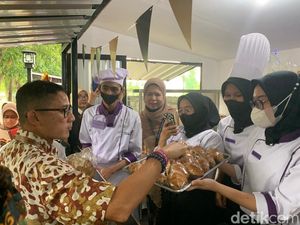 Di Medan, Sandiaga Borong Produk UMKM Mahasiswa Poltekpar