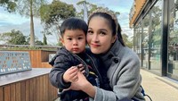 Tak heran, rutinitas dan kebiasaan sehat yang ia jalankan membuatnya terlihat awet mudah dan tetap langsing. (Foto: Instagram @sandradewi88)