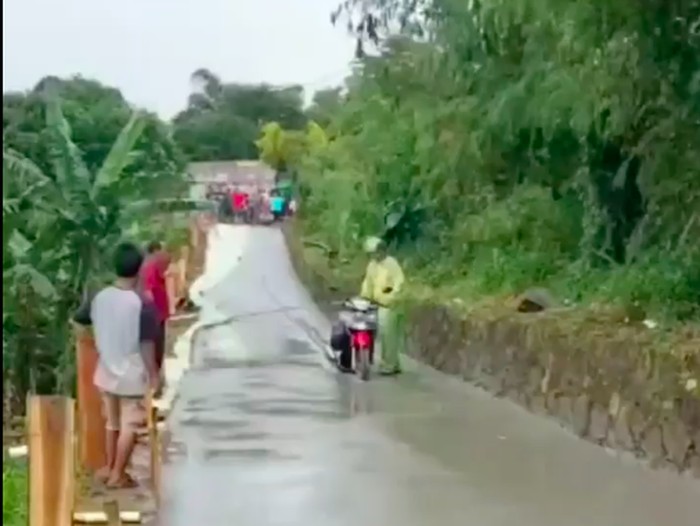 Sebuah video yang menunjukkan pengendara sepeda motor terjebak di jalan yang sedang dibeton viral di medsos. (Tangkapan layar video viral)