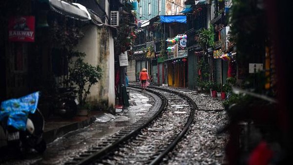 Kawasan kafe yang dikenal dengan nama Train Street itu adalah destinasi populer di Hanoi. Kini, destinasi itu jadi sasaran aturan yang tegas. (Nhac Nguyen/AFP/Getty Images)  