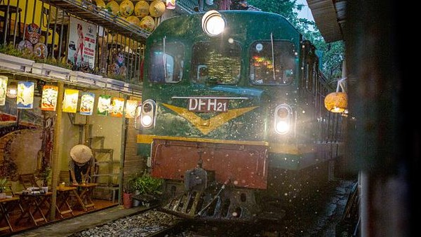 Meskipun ada penolakan resmi di masa lalu, terutama pada tahun 2019, pemerintah Kota Hanoi sekarang mengambil aturan tegas keras dengan mencabut semua izin untuk kedai kopi dan bisnis lain di sepanjang jalan. (Chris Humphrey/Getty Images) Â Meskipun ada penolakan resmi di masa lalu, terutama pada tahun 2019, pemerintah Kota Hanoi sekarang mengambil aturan tegas keras dengan mencabut semua izin untuk kedai kopi dan bisnis lain di sepanjang jalan. (Chris Humphrey/Getty Images) Â