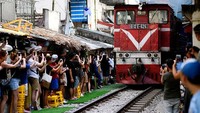 Namun, itu juga berbahaya. Jalur keretanya masih beroperasi dan ada masalah keamanan dengan wisatawan yang suka duduk hingga berbaring dan berpose di atas rel. (Manan Vatsyayana/AFP/Getty Images)  