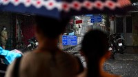 Pemilik toko dilaporkan diberi pemberitahuan hanya beberapa hari sebelumnya. Penutupan itu mendapat reaksi beragam dari orang-orang yang tinggal di dan dekat Train Street yang bergantung pada turis untuk mencari nafkah. (Nhac Nguyen/AFP/Getty Images)  