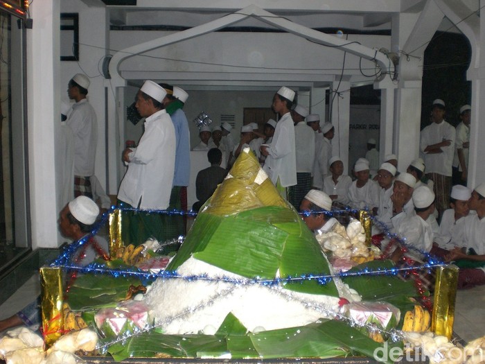 Warga Desa Suci, Kecamatan Manyar menggelar tradisi Rebo Wekasan. Tradisi ini turun-temurun sejak zaman Sunan Giri.