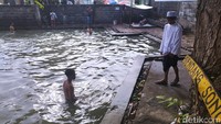 Warga mandi di Sendang Sono/Foto: Jemmi Purwodianto/detikJatim
