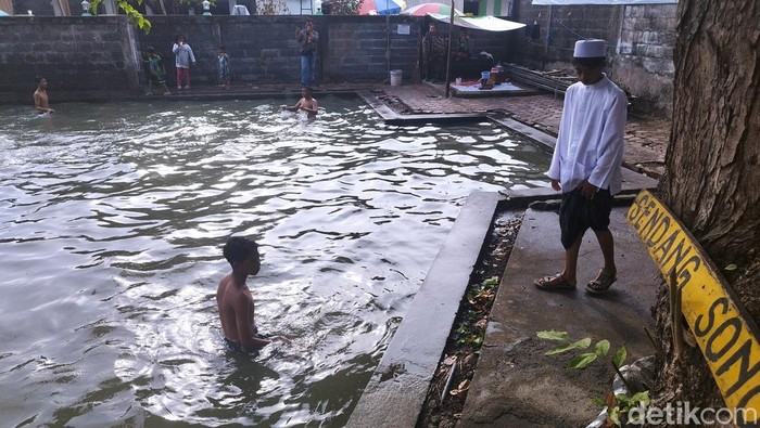 Warga Desa Suci, Kecamatan Manyar menggelar tradisi Rebo Wekasan. Tradisi ini turun-temurun sejak zaman Sunan Giri.
