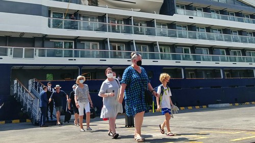 Sejumlah wisatawan mancanegara tiba dengan menggunakan kapal pesiar di Pelabuhan Benoa, Bali, Selasa (20/9/2022).