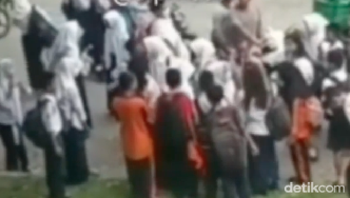 Seorang siswi SMP di Medan dipukul dan dijambak teman sekelas di pinggir jalan.