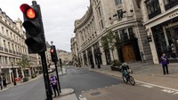 Jalan-jalan nampak sepi pada hari pemakaman kenegaraan Ratu Elizabeth II di London, Inggris, Senin, (19/9/2022).
