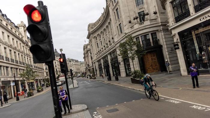 Sepi Sunyi Inggris Kala Ratu Elizabeth II Berpulang A general view of a street on the day of the state funeral and burial of Britain's Queen Elizabeth, in London, Britain, September 19, 2022. REUTERS/Carlos Barria